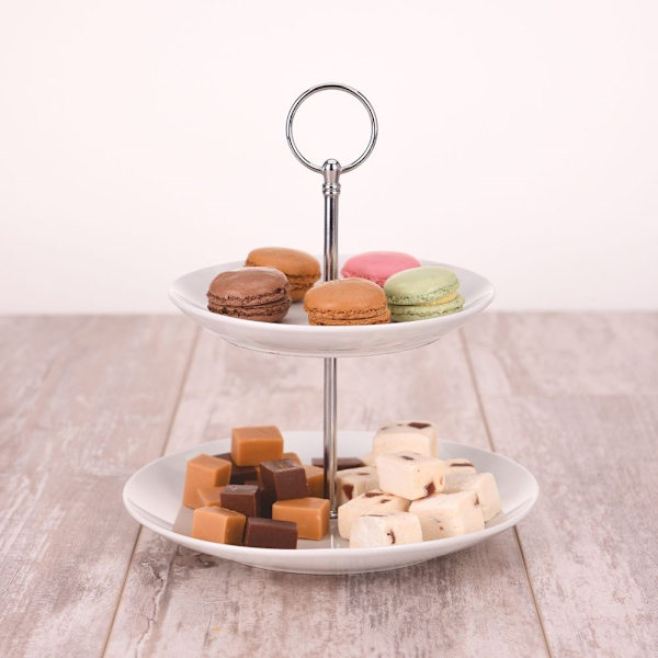 Elegant tvåvåningsfat i porslin för desserter och aptitretare