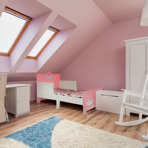 Småbørnsseng med svanedesign