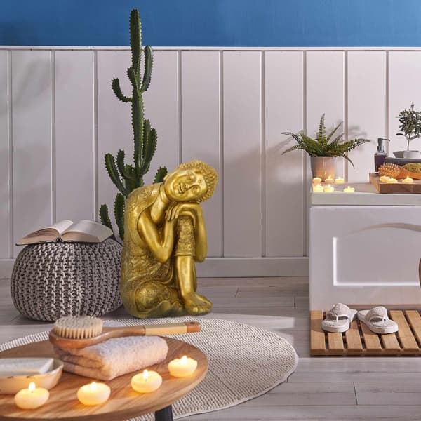 Buddha statue med hoved på knæ