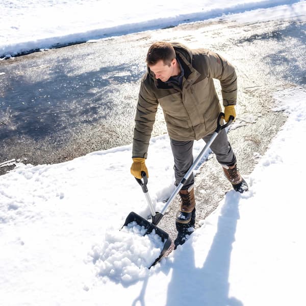 Ergonomisk snöskyffel med 45 cm brett plastblad
