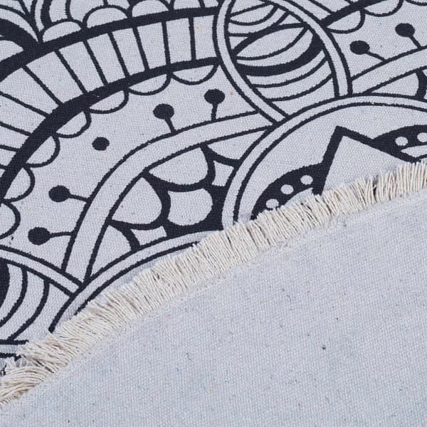 Pyöreä matto mandala designilla