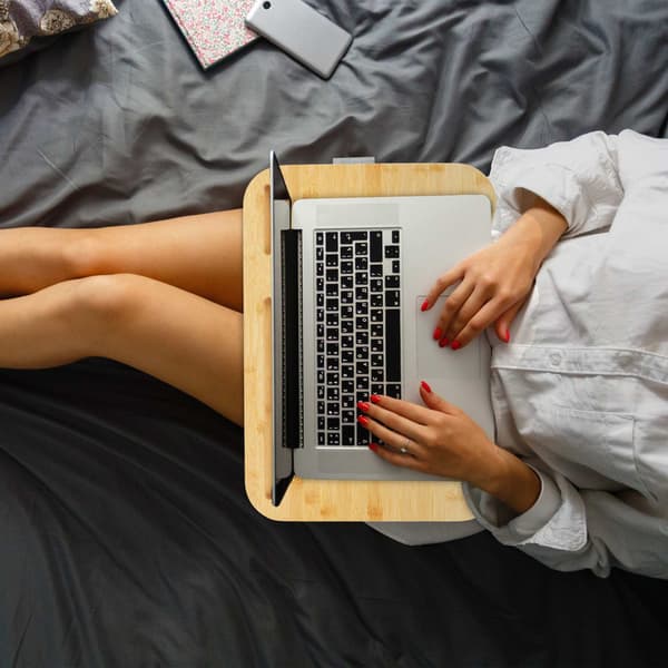 Harmaa Lapdesk bambutarjottimella