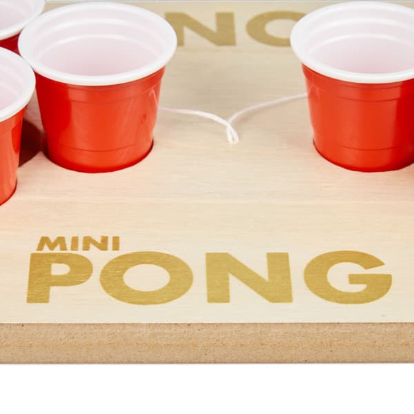 Mini Beer Pong med röda koppar