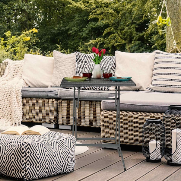 Havebord i gråt rattan look