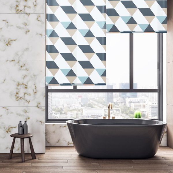 Rullegardin til brusebad med geometrisk design