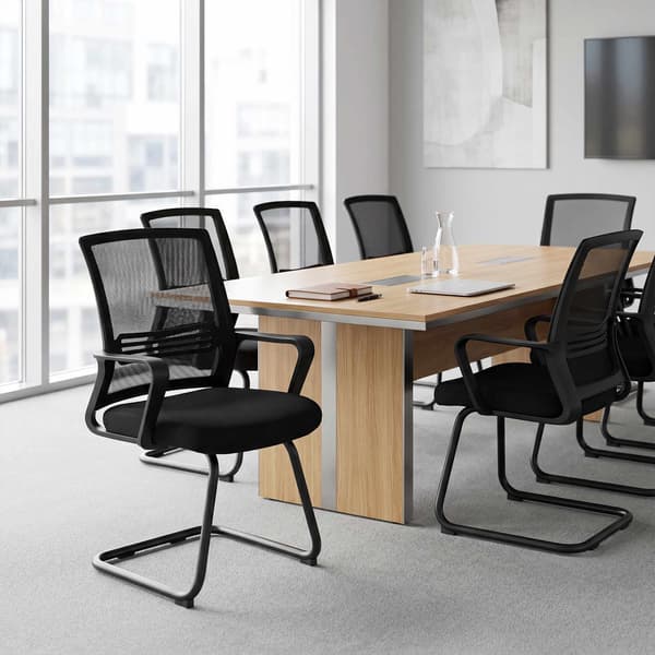 Set med 2 ergonomiska svarta konferensstolar med medunderrede