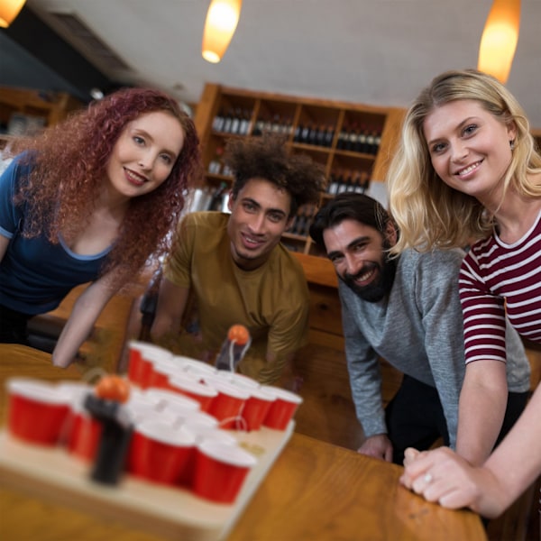 Mini Beer Pong med røde kopper