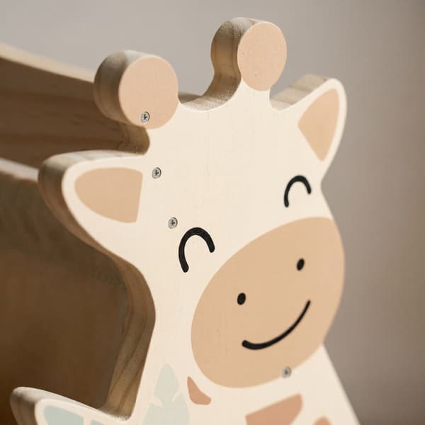 Barnbokhylla med 4 tygfickor – Giraffdesign