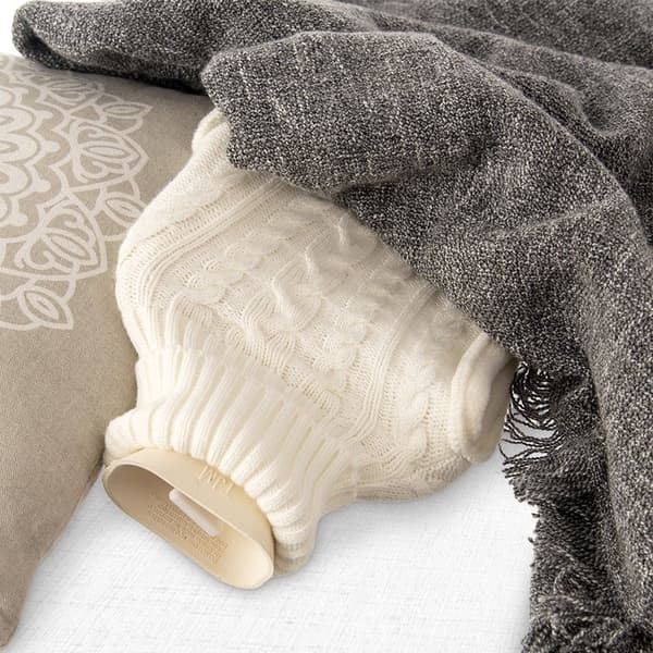 Lämmityspullo, jossa mukava neulottu beige kansi