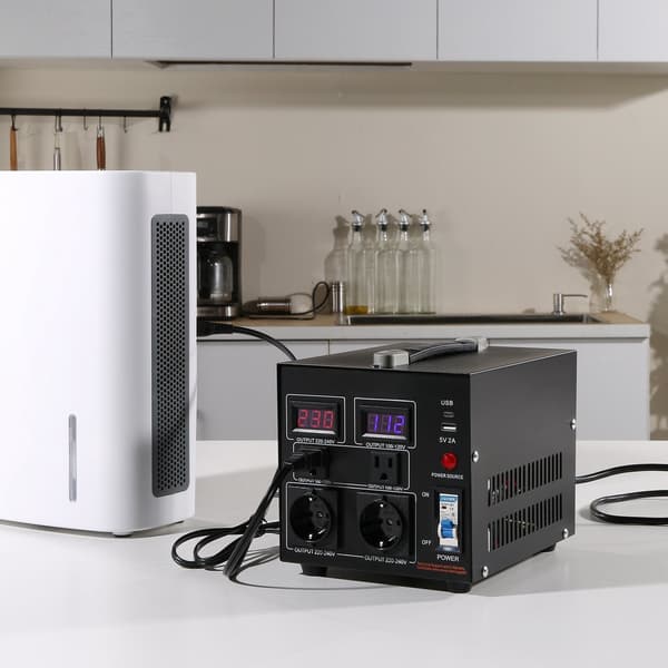 2000 VA:n jännitteenmuunnin ylös/alas, US EU, USB-C