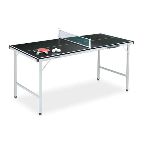 Sort bordtennisbord med tilbehør