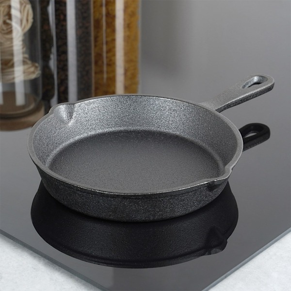 Gjutjärnspanna 15 cm med hällpipar för alla värmekällor