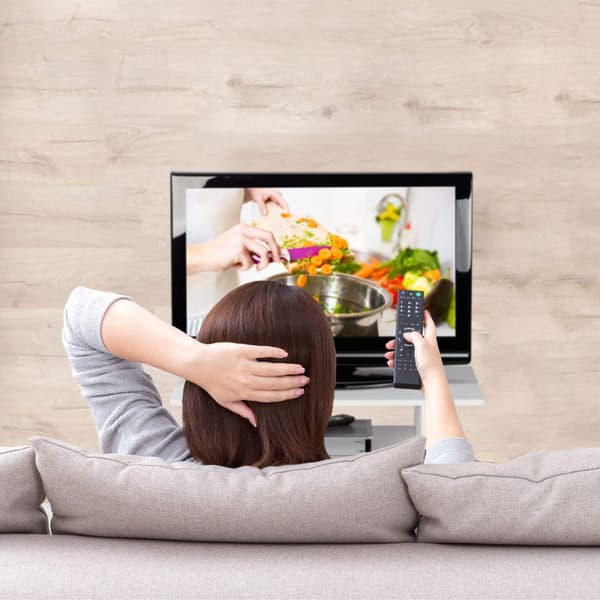 Valkoinen TV-kaappi pyörillä
