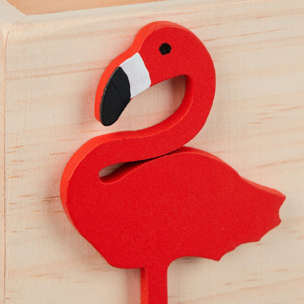 Kynäteline flamingolla