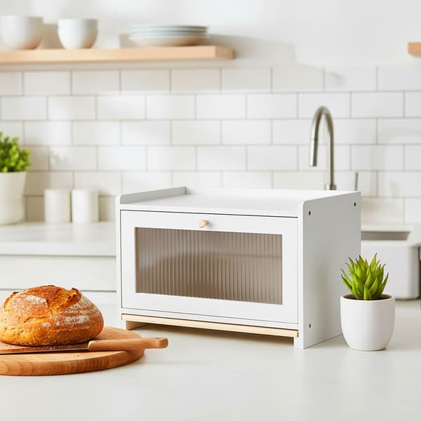 Bambuinen leipälaatikko leikkuulaudalla, iso ikkuna