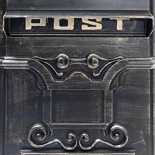 Fritstående postkasse i antik stil, støbt aluminium