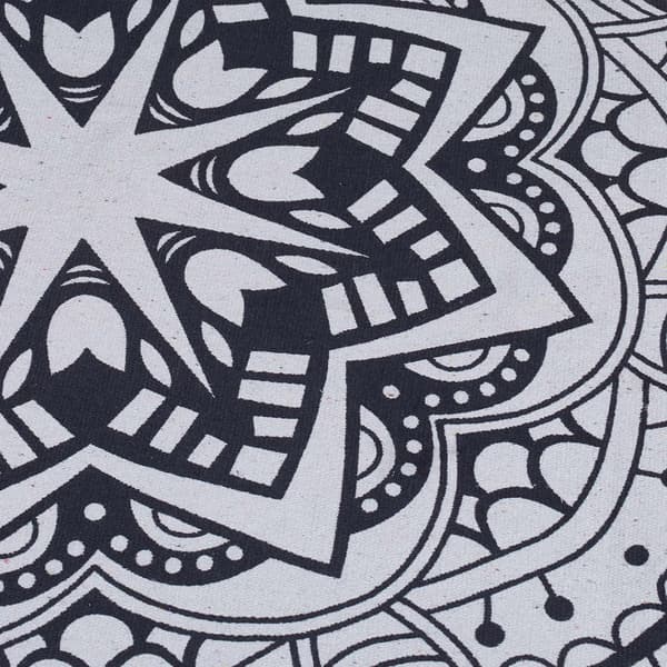 Pyöreä matto mandala designilla