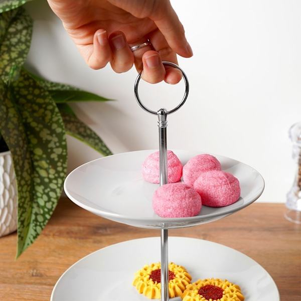 Elegant tvåvåningsfat i porslin för desserter och aptitretare
