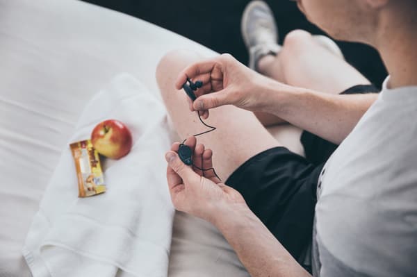 Langattomat Bluetooth-nappikuulokkeet mikrofonilla, musta