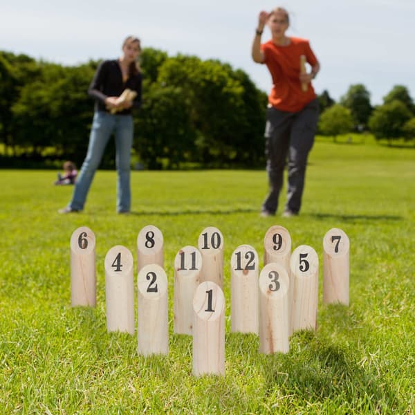 Puinen Kubb-pelisetti