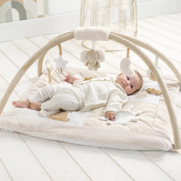 Babylekmatta med bågar och interaktiva leksaker