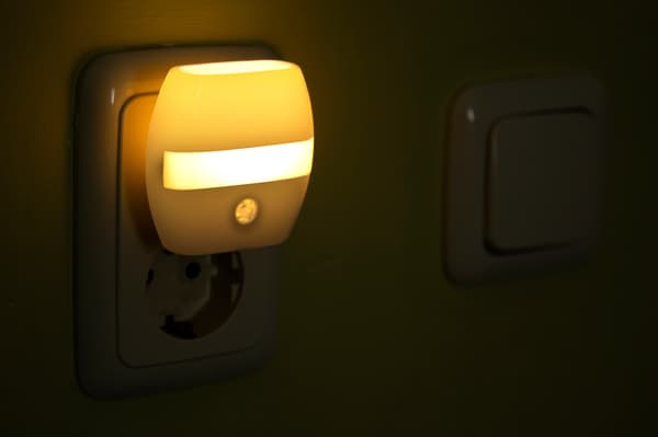 Automatisk LED-natlampe med sensor, varm gul glød