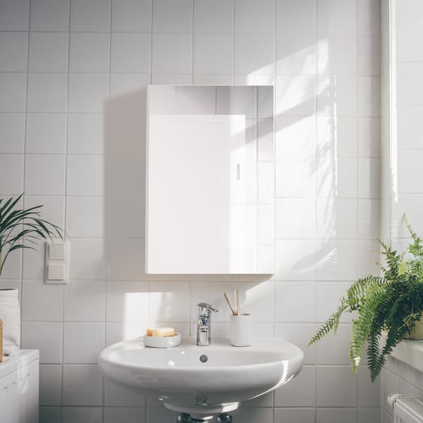 Badeværelsesspejlskab med justerbar hylde