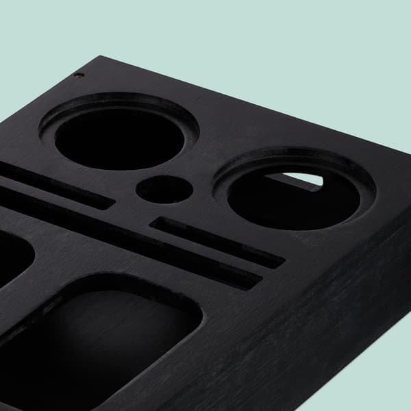 Sofasnackbakke med glasbrikker og drikkeholdere