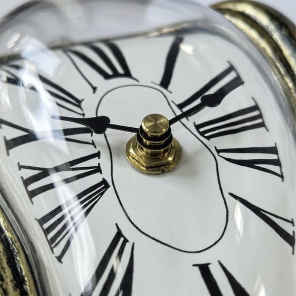 Surrealistisk bronsbordsklocka – böjd design, 16 cm