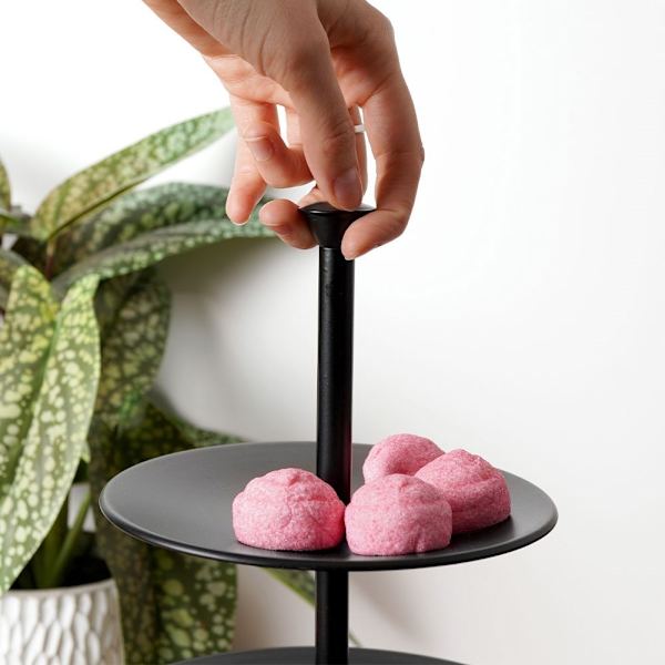 Musta kakkulautanen kolmella tasolla muffineille ja jälkiruokille