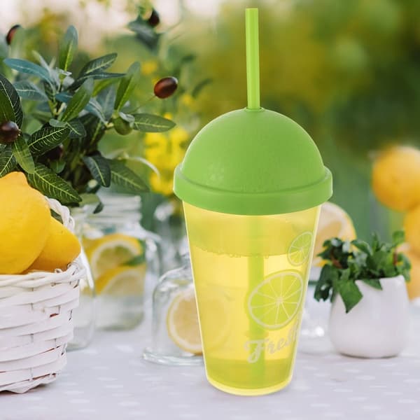 Krus med låg og sugerør til smoothies og iste