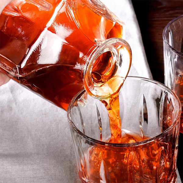 Dekantteri ja viskilasit lasit 900 ml + 4x300 ml 5 kpl.