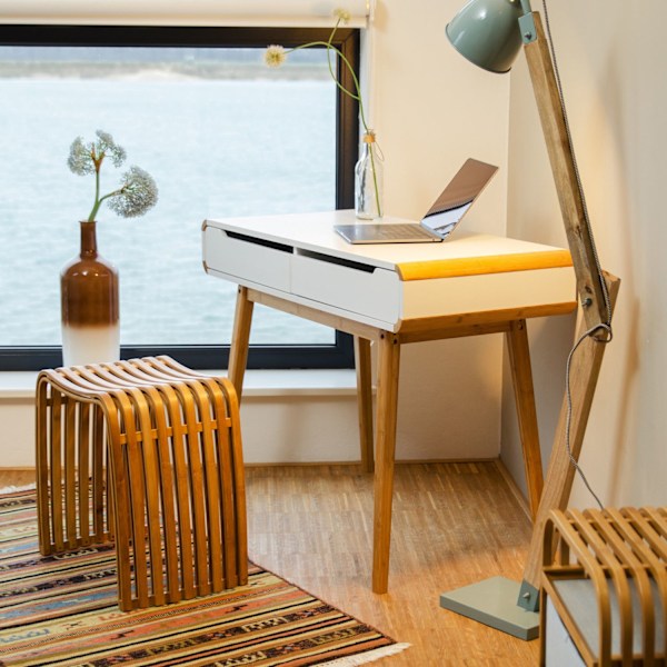 Skrivbord med lådor i vitt