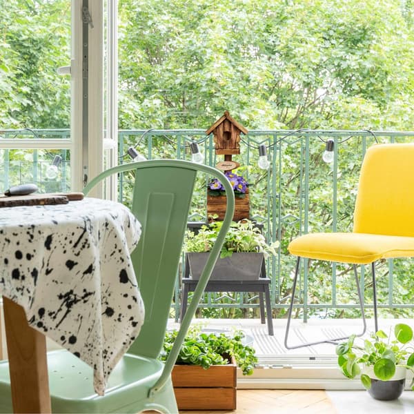 Dekorativt fågelhus med blomkruka