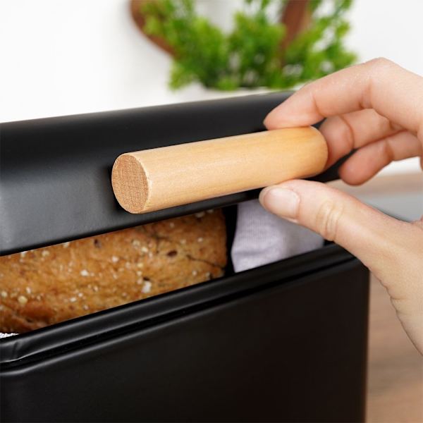 Kompakti musta metalli leipälaatikko saranoidulla kannella