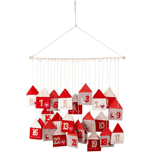 Adventskalender med 24 huse på en træpind