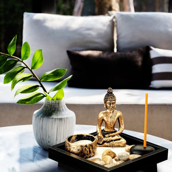 Zen-puutarha Buddhan kanssa