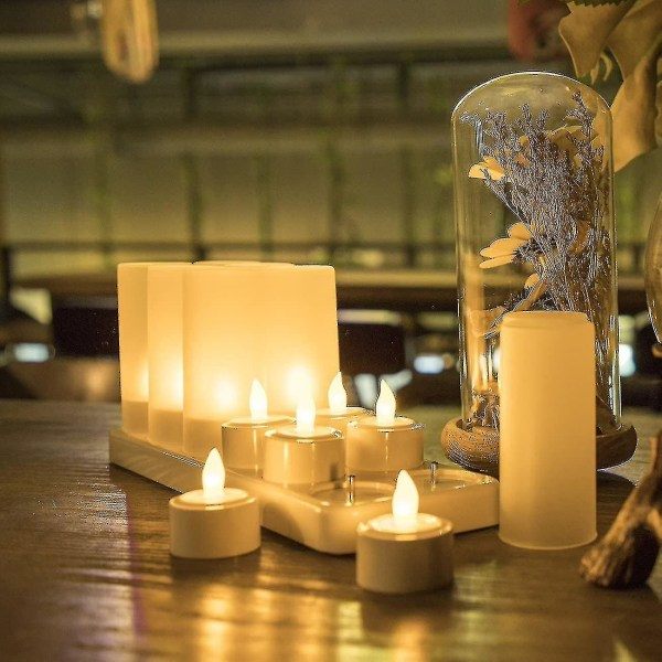 REMAKE Flammeløse Lys - 12 genopladelige LED-blinkende te-lys + 12 matterede kopper - Leveres med opladningsbase, ingen batterier nødvendige