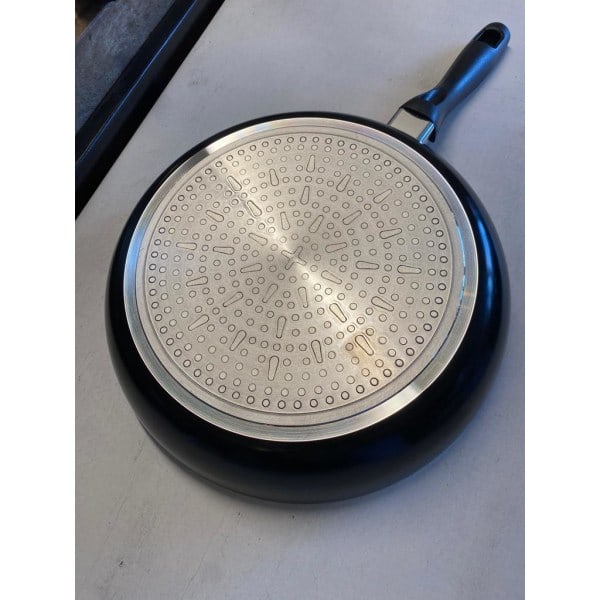 REMAKE Tylikäs paistinpannu 28 cm keraamisella pinnoitteella, sopii induktiolle Musta