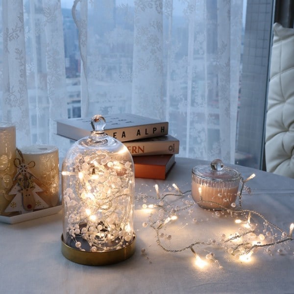 /#/Christmas decoration indoors, Christmas lights, white berries/#/