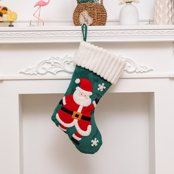 REMAKE 2. juledag broderte store jule-sokker snømann juletre peis dekorasjon gaver sokker