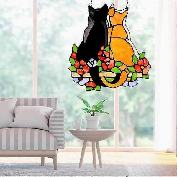 Fönsterpanel med katter i målat glas, solfångare, hängande prydnader, heminredning
