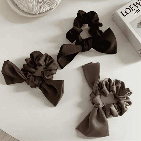 2 stk. store satin scrunchies til tykt hår Svart Sort