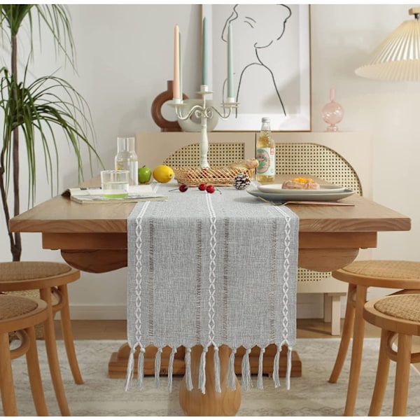 Dækkeserviet i landstil - Grå - Boheme - Med frynser - 35×228 cm (Længde inklusive frynser) - Lysegrå