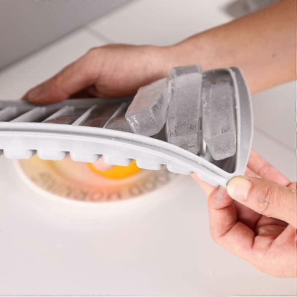 Stor isterningebakke med fleksibelt design, spildfri låg til vandflasker