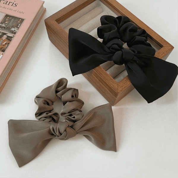 2 stk. store satin scrunchies til tykt hår Svart Sort