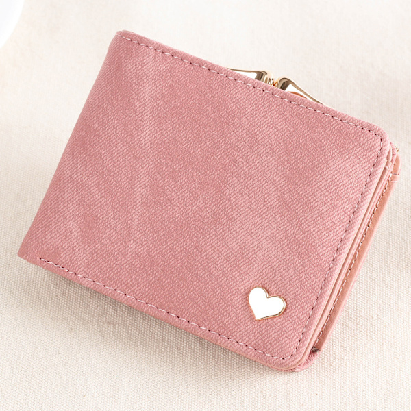 En lille pink pung med hjerteformet pynt, 9,5cm × 11,5cm ×