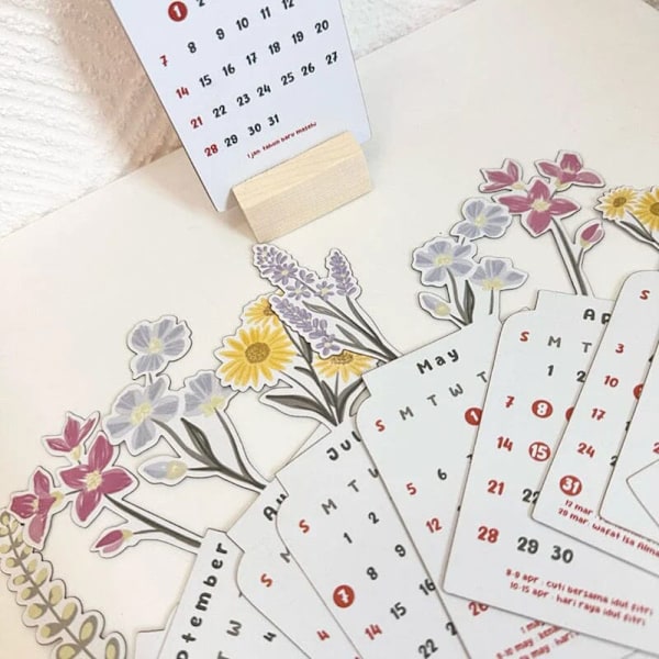 2024 Bloomy Flowers Skrivebords Kalender Høydefinisjon Avtakbar Kalender for Stue meow
