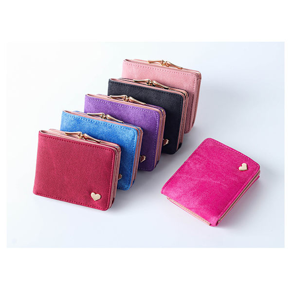 En lille bordeaux pung med hjerteformet ornament, 9,5 cm × 11,5 cm