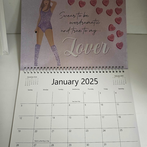 Taylor Swift 2025 Offisiell Kalender (Farge: Rosa)